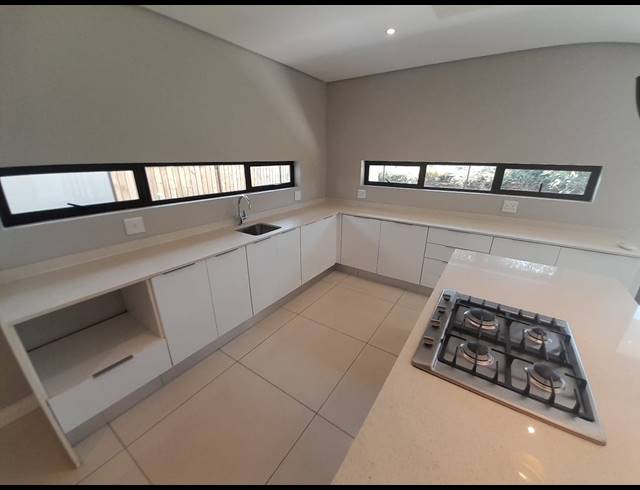 5 BEDROOM FREEHOLD TO LET IN IZINGA ESTATE